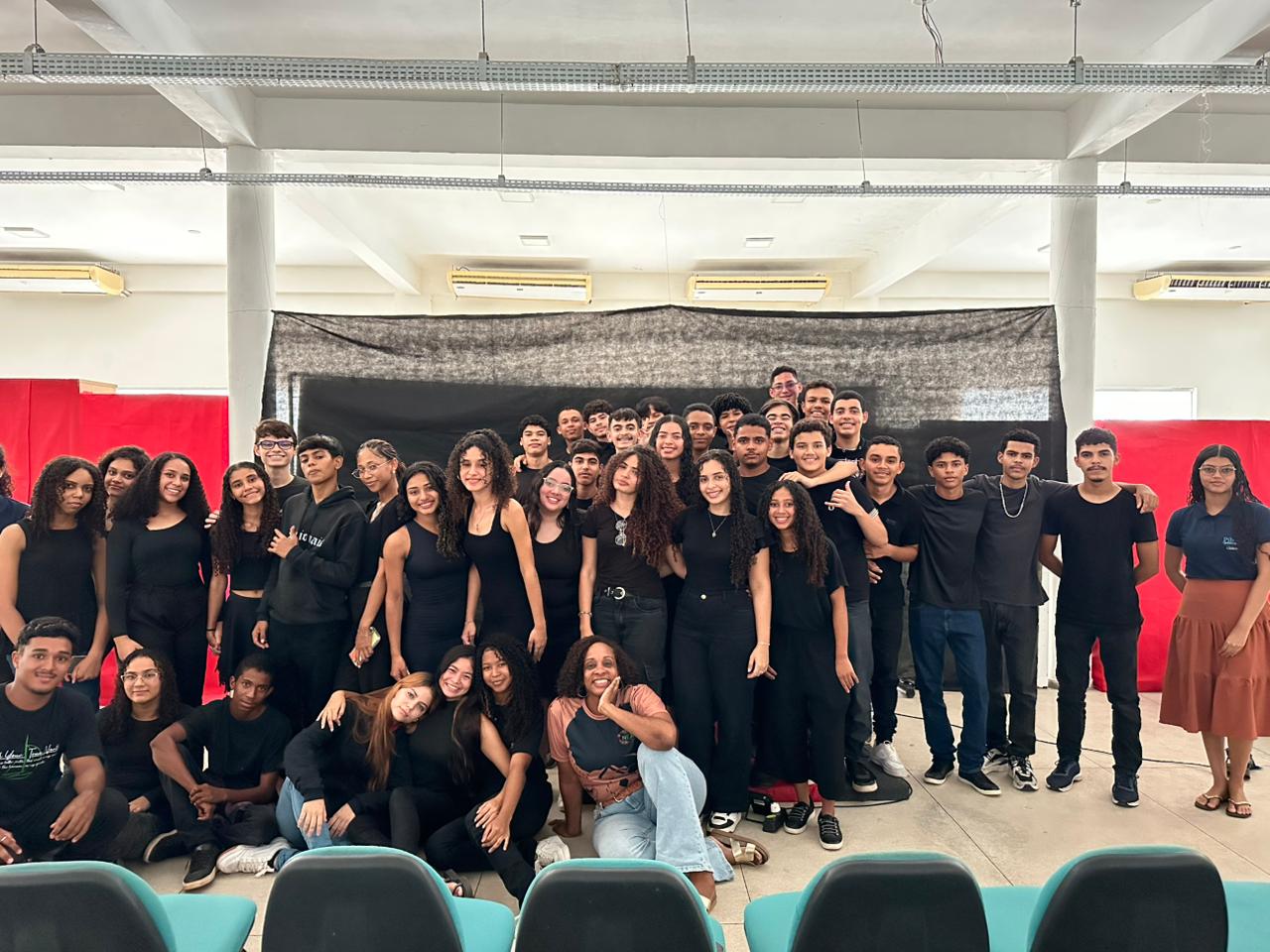 Estudantes de informática trabalhando em projetos